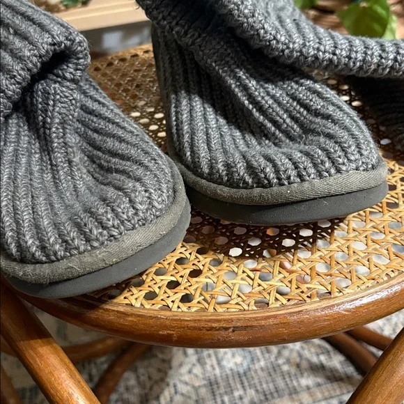 UGG Classic cardi sweater knit boot. Size 8 - Picture 5 of 10